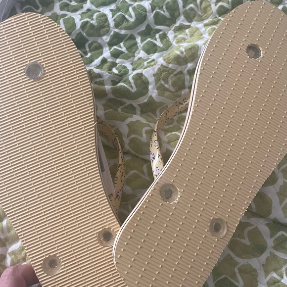 Vera Bradley flip flops size 7-8 NWT flowers - Picture 2 of 2